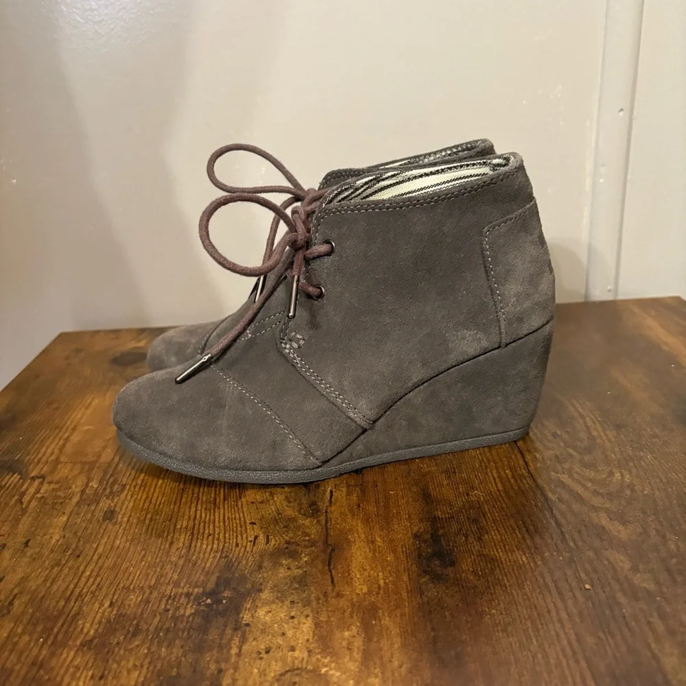 Toms Dark Grey Suede Wedge Heel Lace‎ Up Ankle Booties (Women's 6.5)